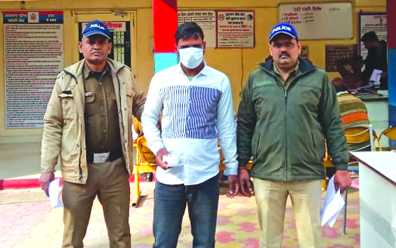 पुलिस गिरफ्त में आरोपित पुलिस गिरफ्त में आरोपित