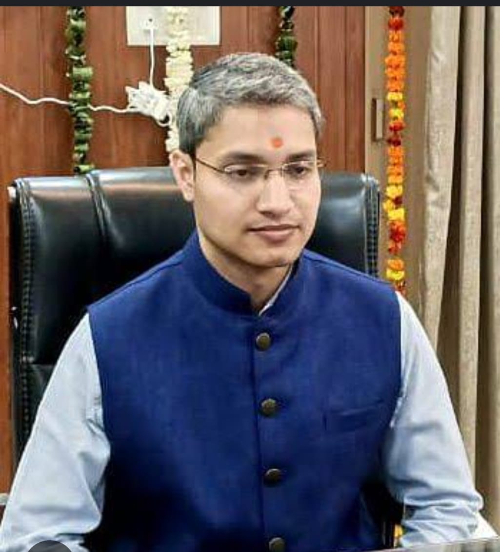 जिलाधिकारी रवीन्द्र सिंह जानकारी देते हुए जिलाधिकारी रवीन्द्र सिंह जानकारी देते हुए