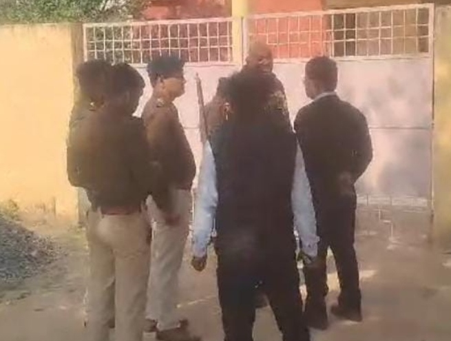 छानबीन करती पुलिस छानबीन करती पुलिस