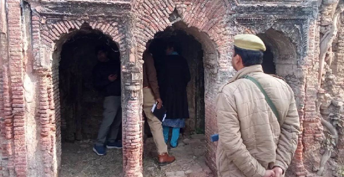 संभल जनपद में निरीक्षण करती भारतीय पुरातत्व सर्वेक्षण की टीम संभल जनपद में निरीक्षण करती भारतीय पुरातत्व सर्वेक्षण की टीम