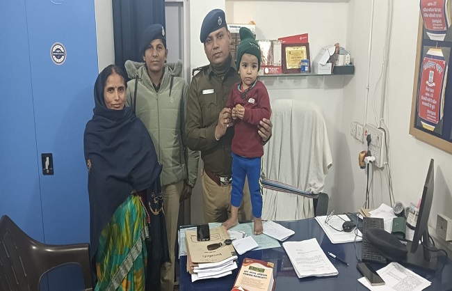 पुलिस पुलिस गायब बच्चे की रिकवरी कर मां को सौंपते हुए पुलिस पुलिस गायब बच्चे की रिकवरी कर मां को सौंपते हुए