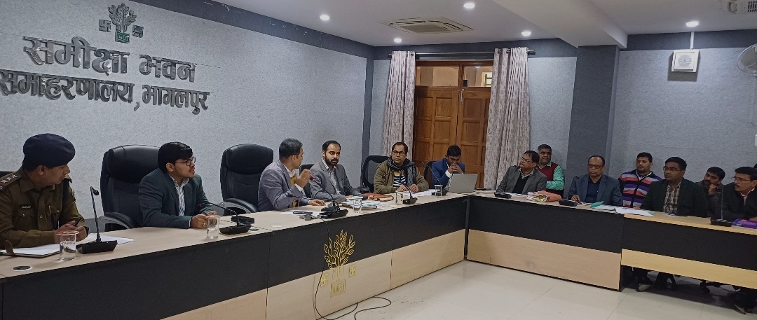बैठक में शामिल अधिकारी बैठक में शामिल अधिकारी
