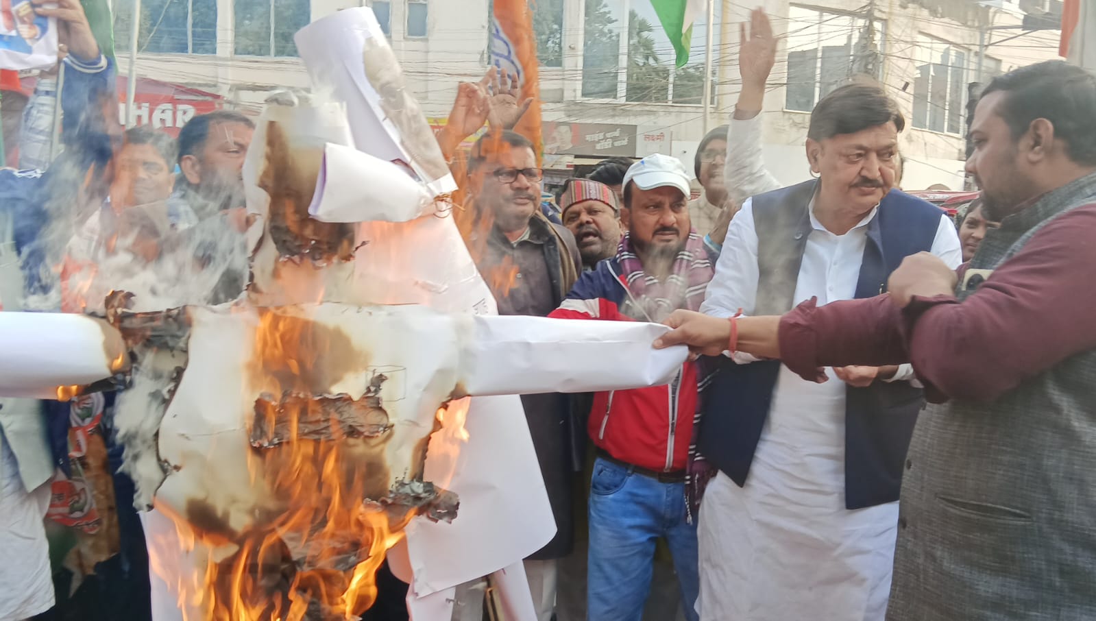 पुतला जलाते कांग्रेस कार्यकर्ता पुतला जलाते कांग्रेस कार्यकर्ता