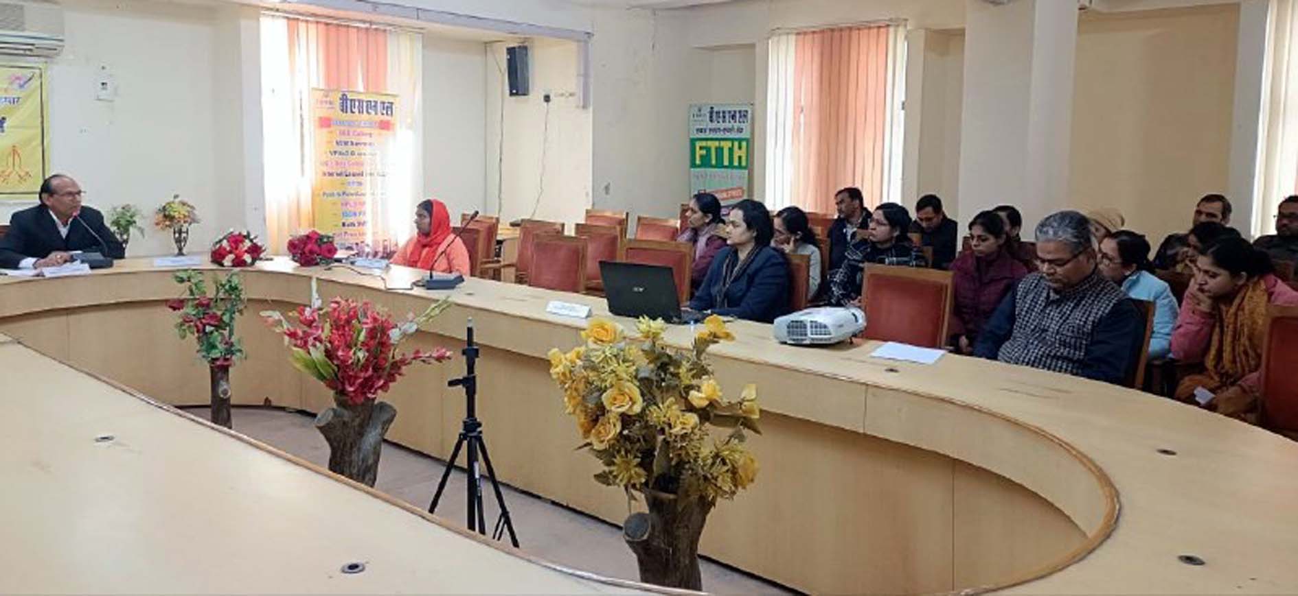 सेमिनार में महिला उत्पीड़न रोकने एवं कानून संबंधी जानकारी देते एडवोकेट लाल बहादुर खोवाल। सेमिनार में महिला उत्पीड़न रोकने एवं कानून संबंधी जानकारी देते एडवोकेट लाल बहादुर खोवाल।