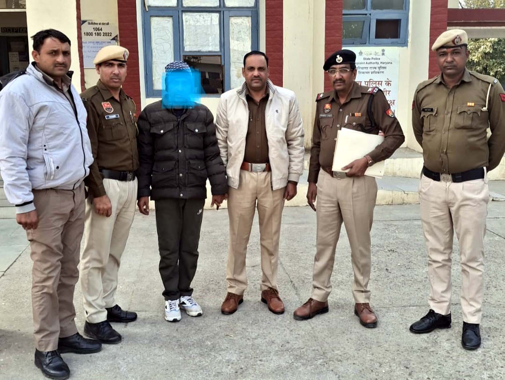 पुलिस गिरफ्त में ठगी का आराेपी। पुलिस गिरफ्त में ठगी का आराेपी।