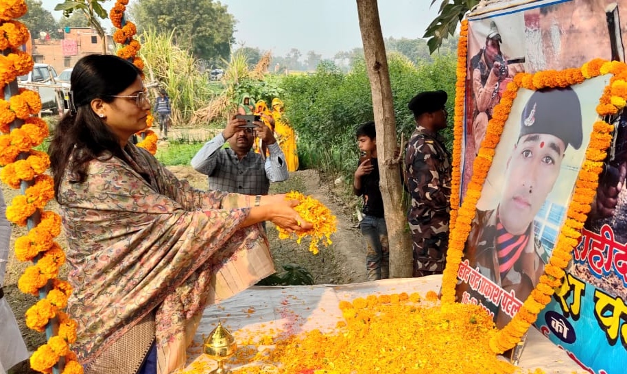 शहीद को श्रद्धांजलि अर्पित करती केंद्रीय राज्यमंत्री अनुप्रिया पटेल।