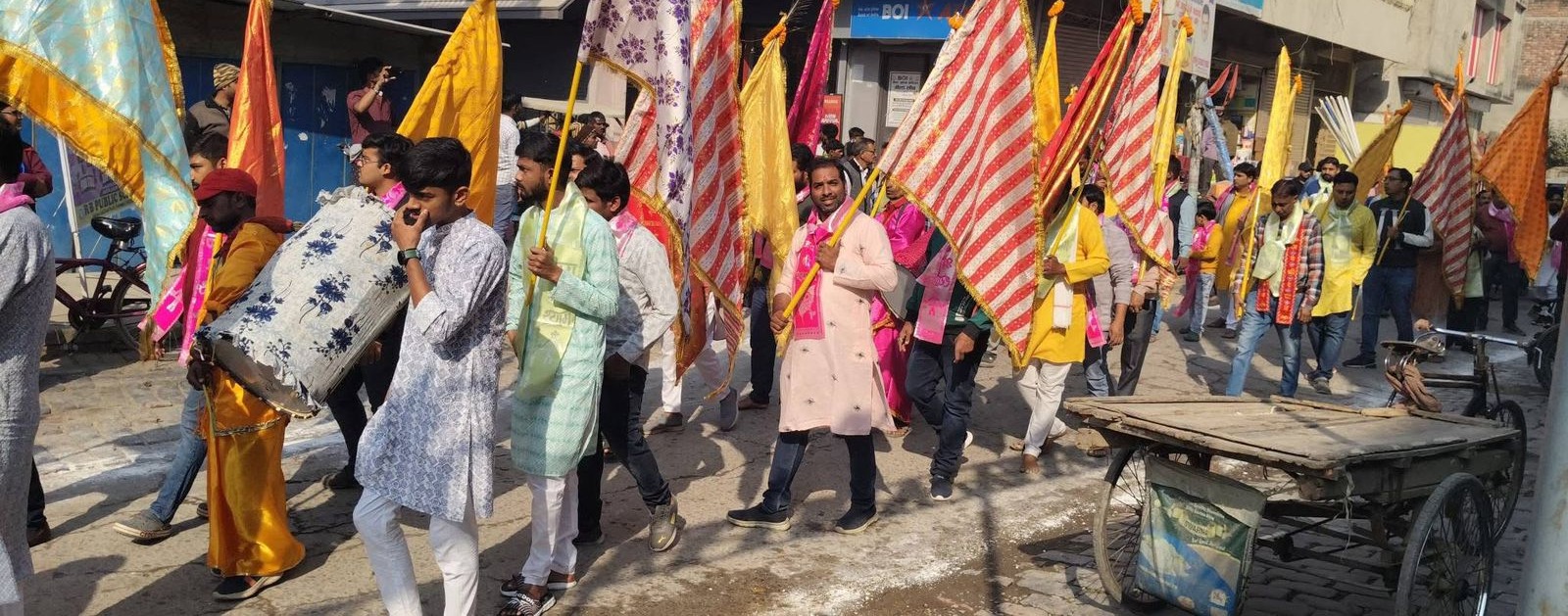 श्याम महोत्सव को लेकर निकला निशान शोभायात्रा श्याम महोत्सव को लेकर निकला निशान शोभायात्रा