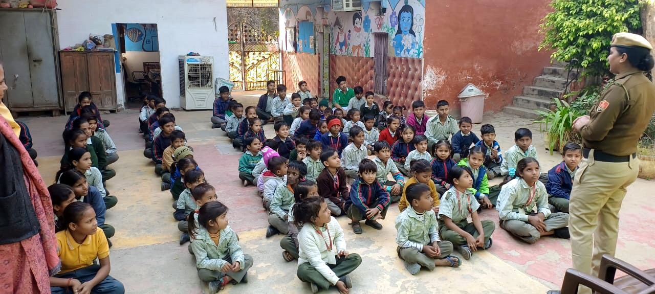महिला पुलिस कर्मचारी महिलाओं को जागरुक करते हुए महिला पुलिस कर्मचारी महिलाओं को जागरुक करते हुए