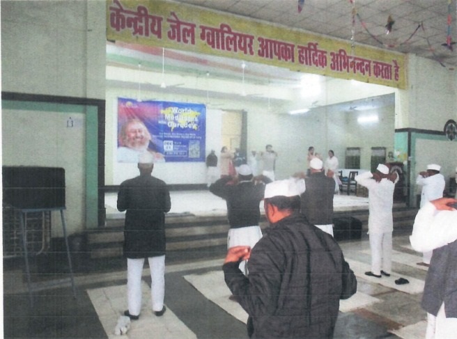 केन्द्रीय जेल में आर्ट ऑफ लिविंग संस्था ने बंदियों को सिखाया योग और ध्यान केन्द्रीय जेल में आर्ट ऑफ लिविंग संस्था ने बंदियों को सिखाया योग और ध्यान