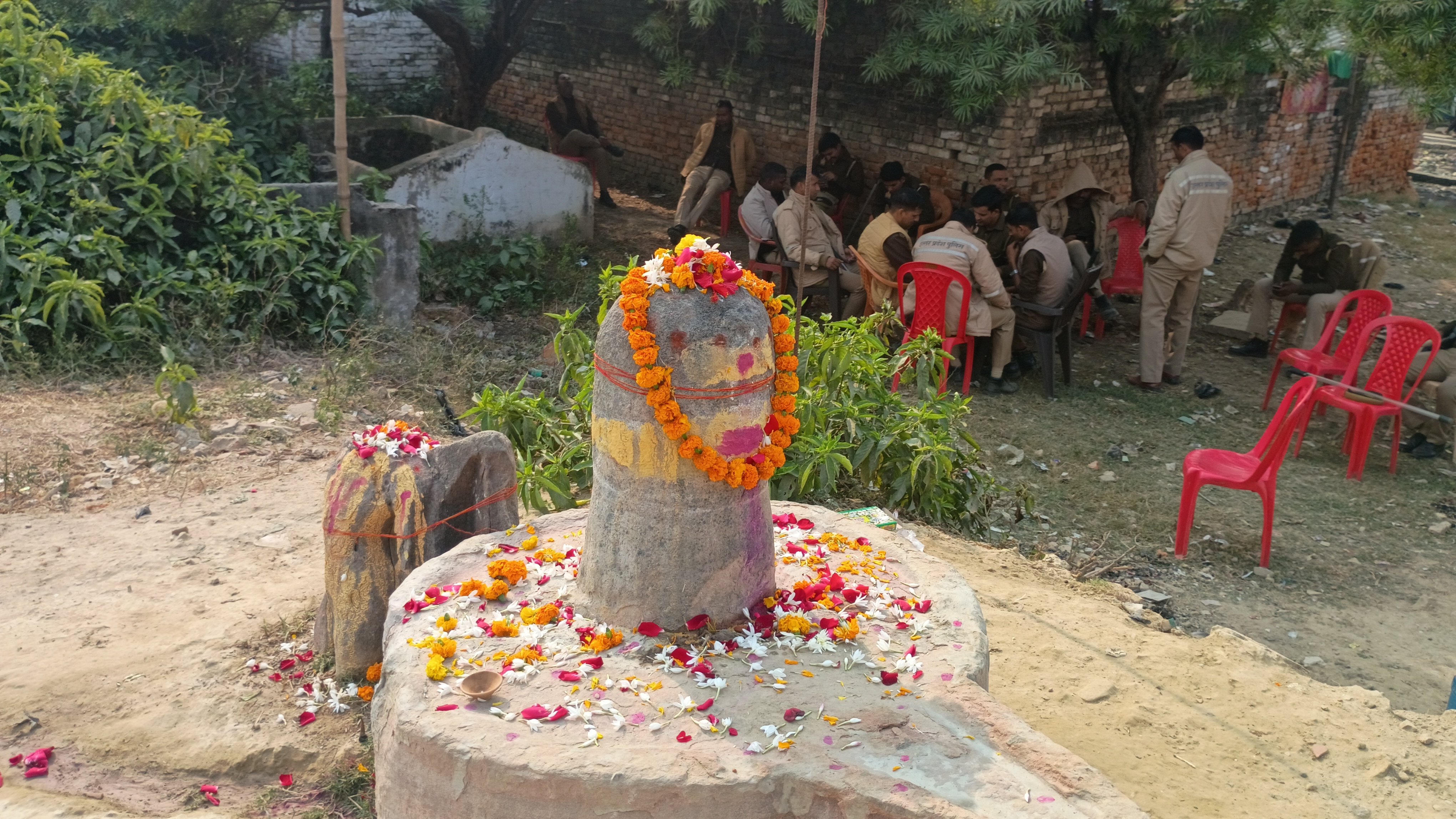 कब्रिस्तान में स्थित शिव लिंग के क्षतिग्रस्त होने की सूचना पर हड़कम,मौके पर भारी पुलिस बल तैनात कब्रिस्तान में स्थित शिव लिंग के क्षतिग्रस्त होने की सूचना पर हड़कम,मौके पर भारी पुलिस बल तैनात