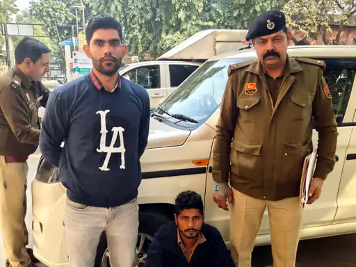 पुलिस की गिरफ्त में आरोपी। पुलिस की गिरफ्त में आरोपी।
