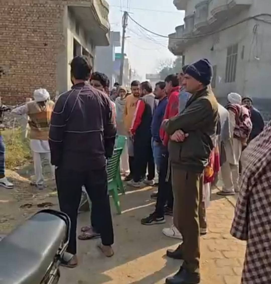 जांच करते हुए पुलिसकर्मी। जांच करते हुए पुलिसकर्मी।
