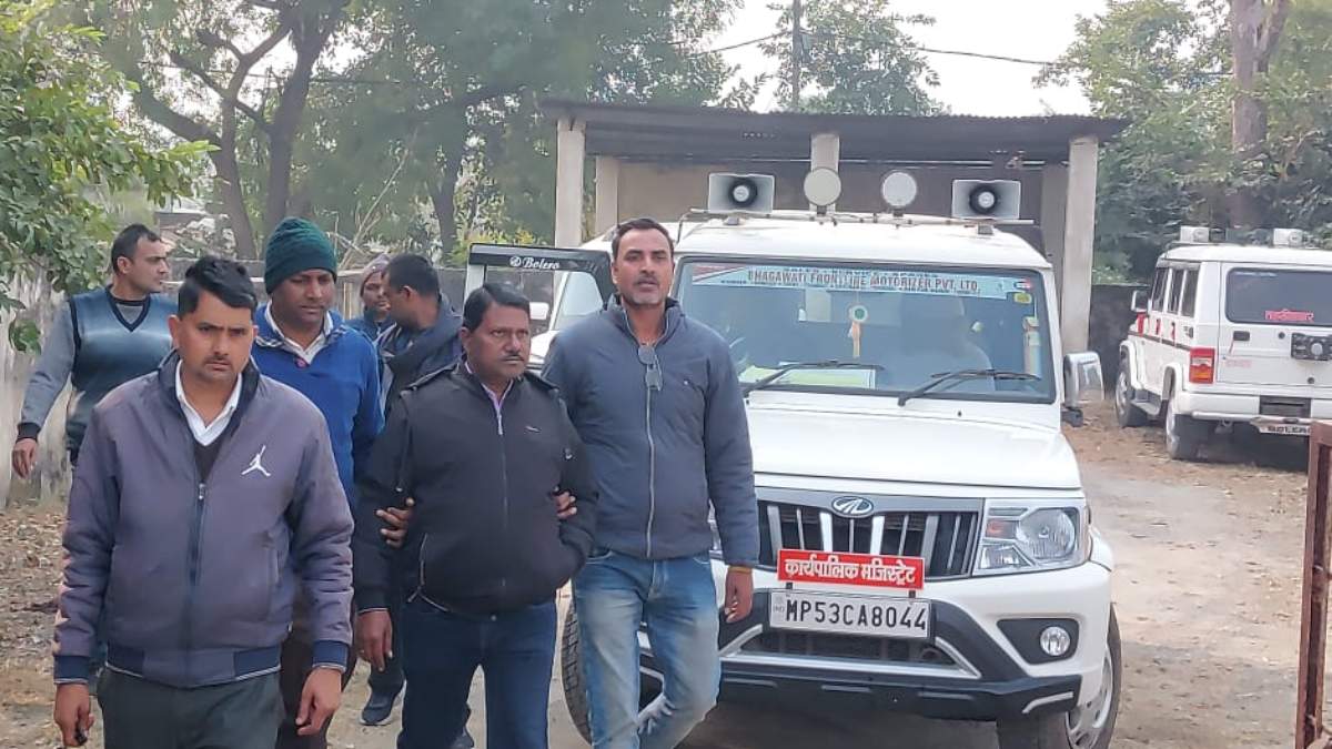 सीधी में नायब तहसीलदार 25 हजार रुपए की रिश्वत लेते हुए पकड़ाया सीधी में नायब तहसीलदार 25 हजार रुपए की रिश्वत लेते हुए पकड़ाया