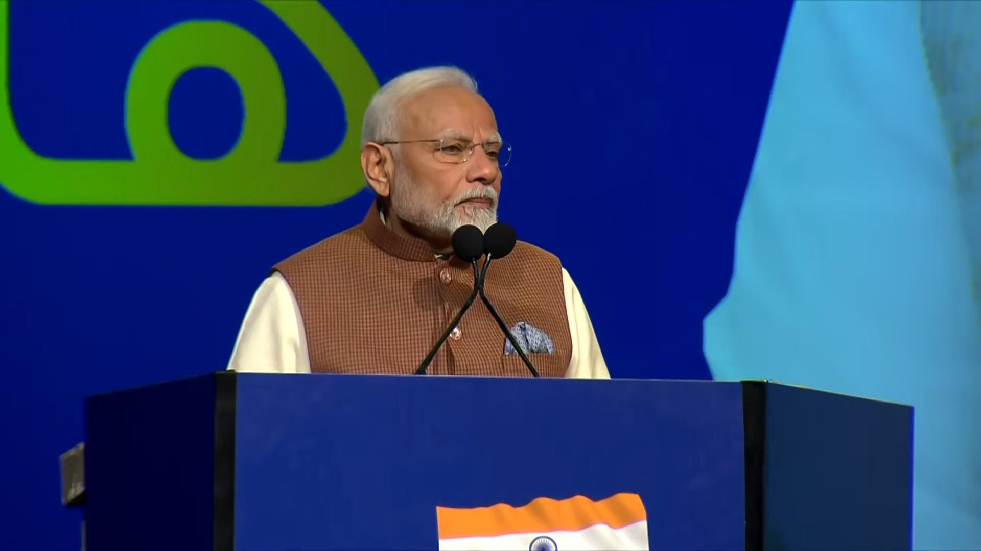 कुवैत में भारतीय समुदाय को संबोधित करते प्रधानमंत्री नरेन्द्र मोदी कुवैत में भारतीय समुदाय को संबोधित करते प्रधानमंत्री नरेन्द्र मोदी