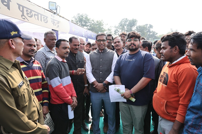 कलेक्टर आशीष सिंह ने आवास मेले का अवलोकन किया कलेक्टर आशीष सिंह ने आवास मेले का अवलोकन किया