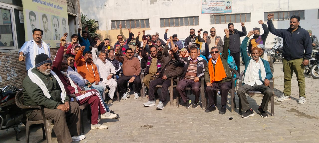 फोटो कैप्शन 21आरटीके2 : नगर निगम परिसर में सरकार के खिलाफ नारेबाजी करते कर्मचारी ---- फोटो कैप्शन 21आरटीके2 : नगर निगम परिसर में सरकार के खिलाफ नारेबाजी करते कर्मचारी ----