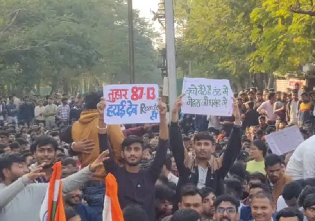 इंदौर में एमपी पीएससी ऑफिस के बाहर धरने पर बैठे अभ्यर्थी इंदौर में एमपी पीएससी ऑफिस के बाहर धरने पर बैठे अभ्यर्थी
