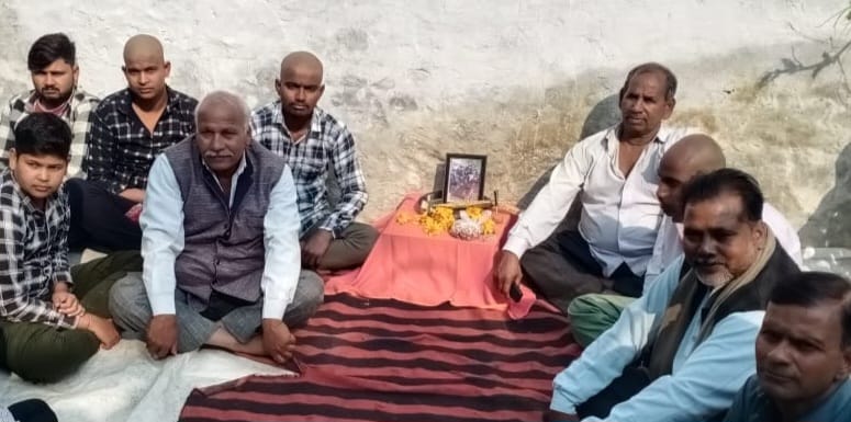 ग्रामीणों ने मोर की शवयात्रा निकाली ग्रामीणों ने मोर की शवयात्रा निकाली