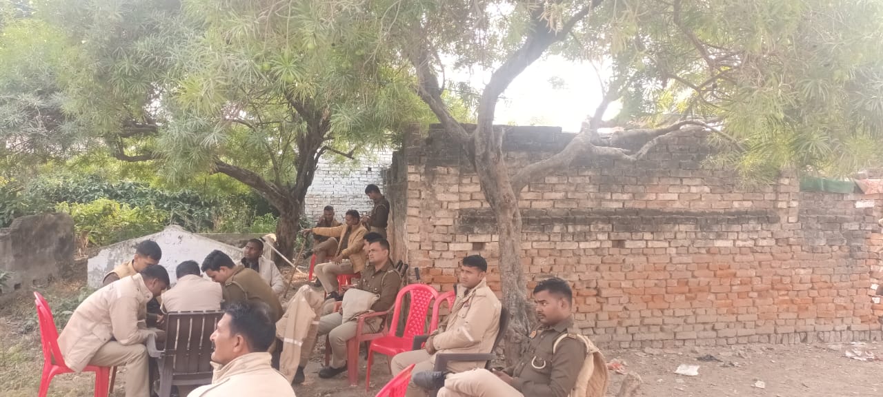 कब्रिस्तान में स्थित शिव लिंग के क्षतिग्रस्त होने की सूचना पर हड़कम,मौके पर भारी पुलिस बल तैनात कब्रिस्तान में स्थित शिव लिंग के क्षतिग्रस्त होने की सूचना पर हड़कम,मौके पर भारी पुलिस बल तैनात