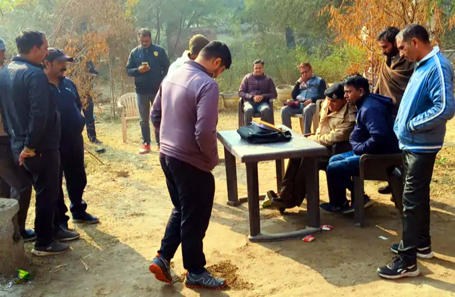 नागरिक अस्पताल में मौजूद मृतक के परिजन। नागरिक अस्पताल में मौजूद मृतक के परिजन।