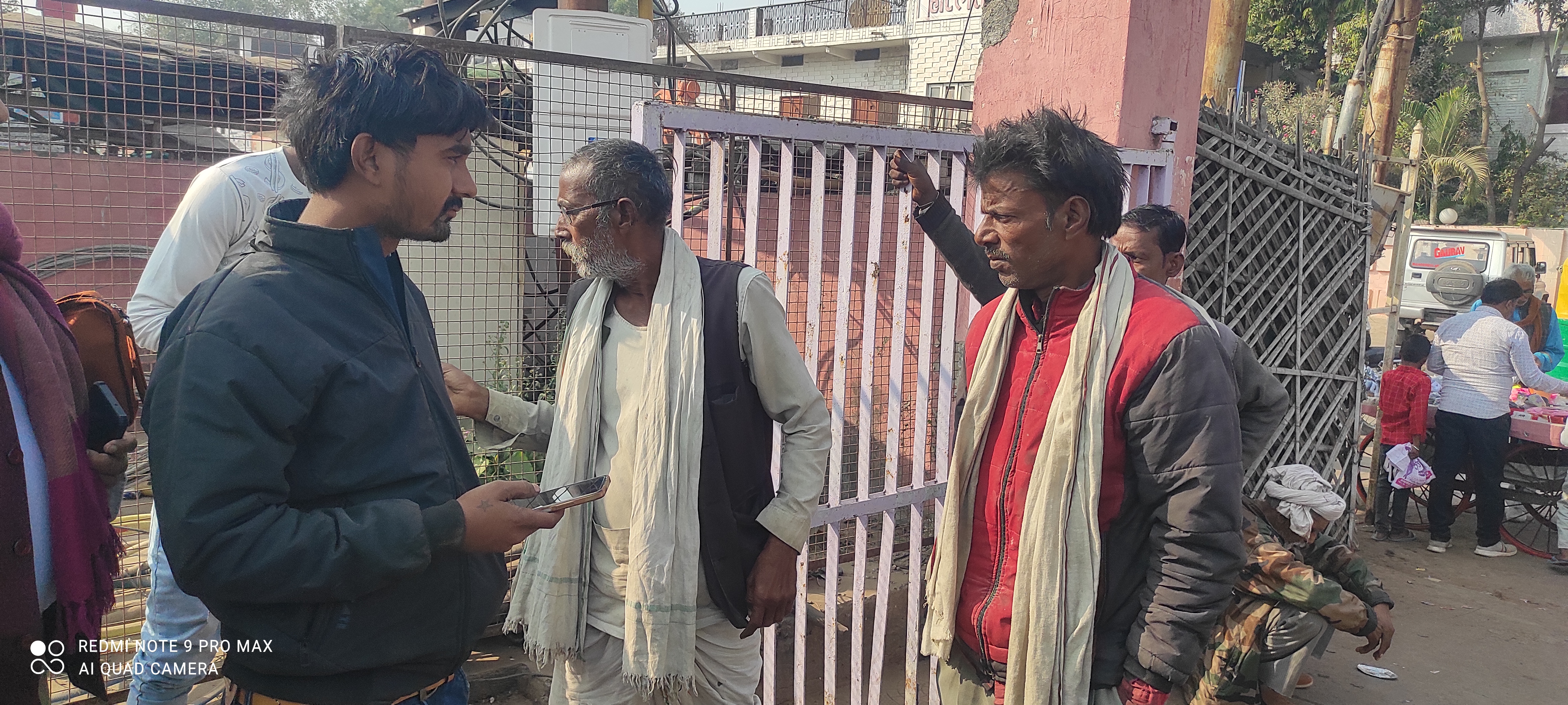 जिला अस्पताल में गमगीन परिजन जिला अस्पताल में गमगीन परिजन