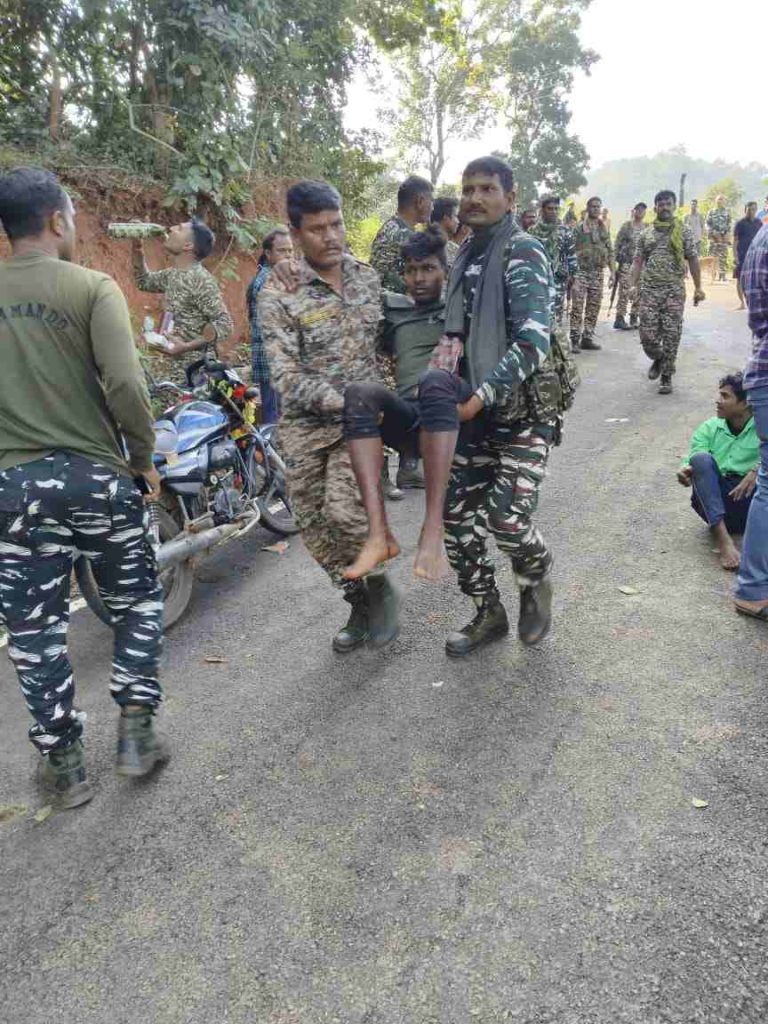जवान घायलों की सहायता करते हुए जवान घायलों की सहायता करते हुए