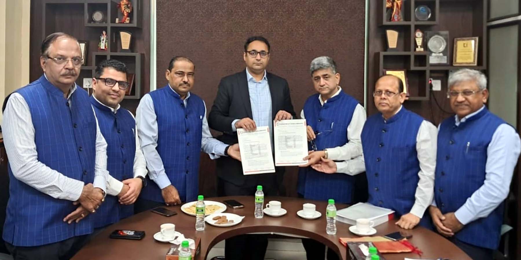 फोटो नंबर-01: गुरुग्राम के सेक्टर-37 स्थित औद्योगिक क्षेत्र में भाजपा जिला अध्यक्ष के साथ बैठक के दौरान उनका स्वागत करते उद्योगपति। फोटो नंबर-01: गुरुग्राम के सेक्टर-37 स्थित औद्योगिक क्षेत्र में भाजपा जिला अध्यक्ष के साथ बैठक के दौरान उनका स्वागत करते उद्योगपति।