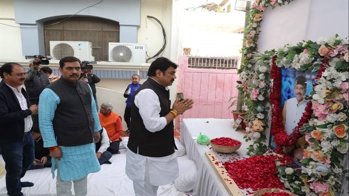 खाद्य मंत्री राजपूत ने ऊर्जा मंत्री तोमर के निवास पर पहुँचकर व्यक्त कीं शोक संवेदनाएँ खाद्य मंत्री राजपूत ने ऊर्जा मंत्री तोमर के निवास पर पहुँचकर व्यक्त कीं शोक संवेदनाएँ