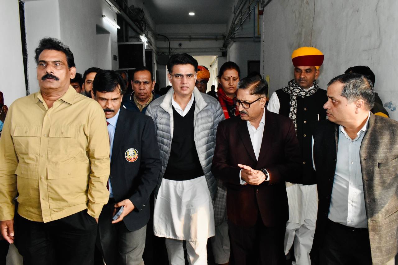 अस्पताल की विजिट करते पायलट अस्पताल की विजिट करते पायलट