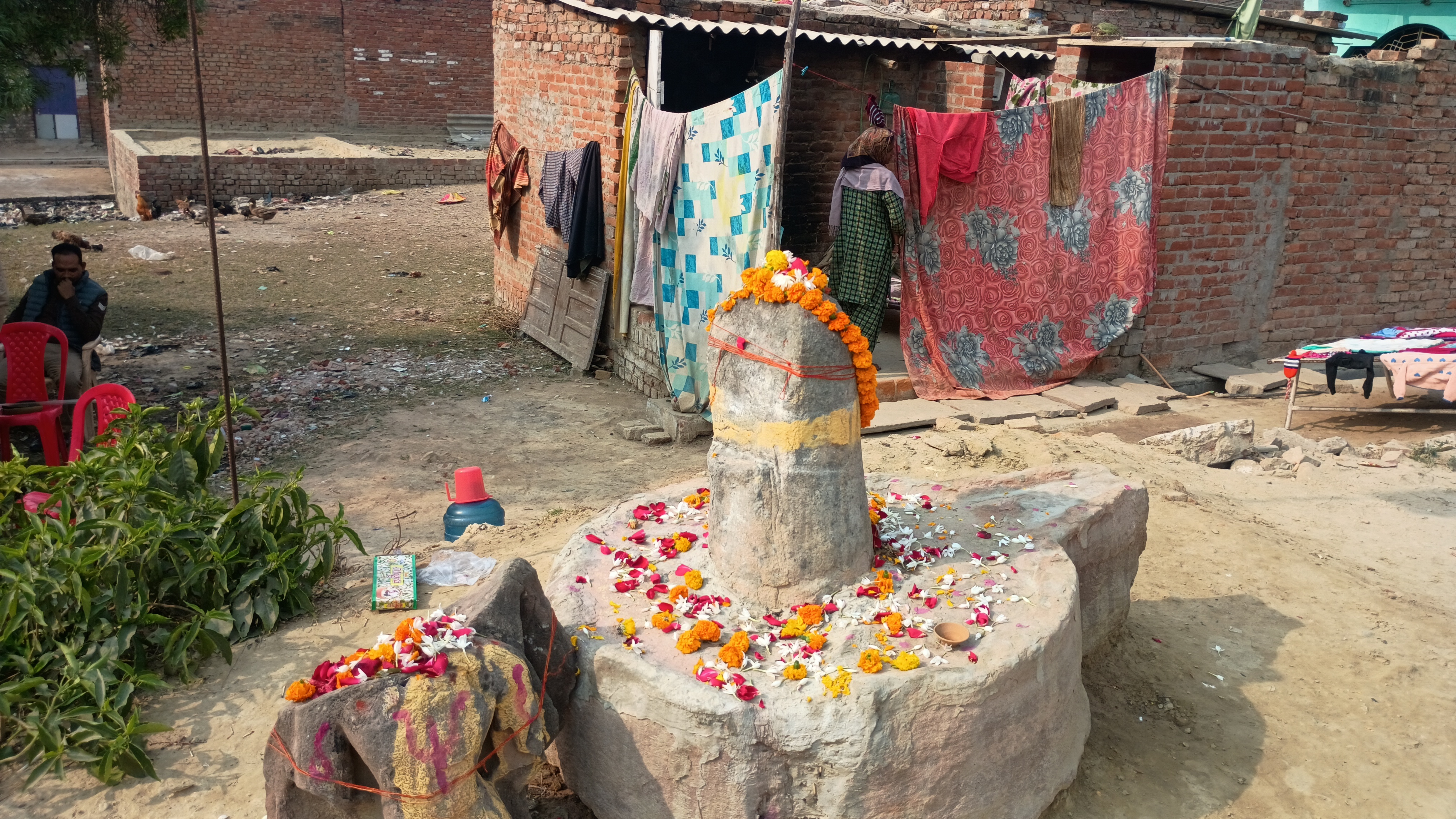 कब्रिस्तान में स्थित शिव लिंग के क्षतिग्रस्त होने की सूचना पर हड़कम,मौके पर भारी पुलिस बल तैनात कब्रिस्तान में स्थित शिव लिंग के क्षतिग्रस्त होने की सूचना पर हड़कम,मौके पर भारी पुलिस बल तैनात
