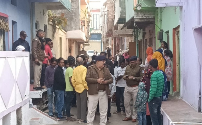 घटनास्थल पर पहुंची पुलिस और भीड़ घटनास्थल पर पहुंची पुलिस और भीड़
