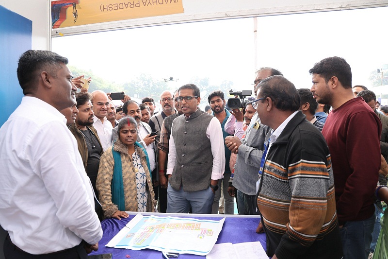 कलेक्टर आशीष सिंह ने आवास मेले का अवलोकन किया कलेक्टर आशीष सिंह ने आवास मेले का अवलोकन किया