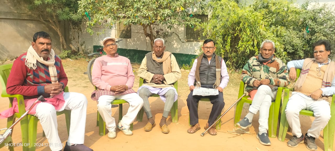 बैठक में साहित्यकार गण बैठक में साहित्यकार गण