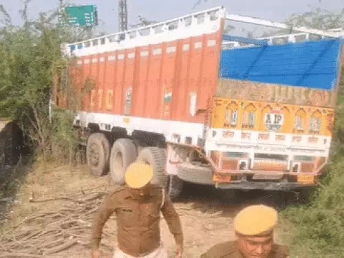 ट्रक पुनायता औद्योगिक क्षेत्र में सड़क से नीचे उतरा और करीब पांच फीट चौड़े नाले को पारकर झाड़ियों में जाकर फंस गया। ट्रक पुनायता औद्योगिक क्षेत्र में सड़क से नीचे उतरा और करीब पांच फीट चौड़े नाले को पारकर झाड़ियों में जाकर फंस गया।