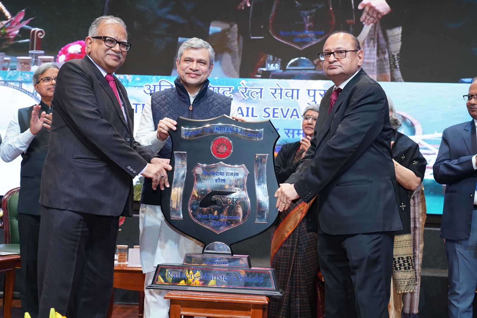 रेल मंत्री अश्विनी वैष्णव शनिवार को शील्ड प्रदान करते हुए रेल मंत्री अश्विनी वैष्णव शनिवार को शील्ड प्रदान करते हुए