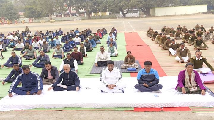 पुलिस लाईन ग्राउंड में किया गया प्रथम विश्व ध्यान दिवस का आयोजन पुलिस लाईन ग्राउंड में किया गया प्रथम विश्व ध्यान दिवस का आयोजन