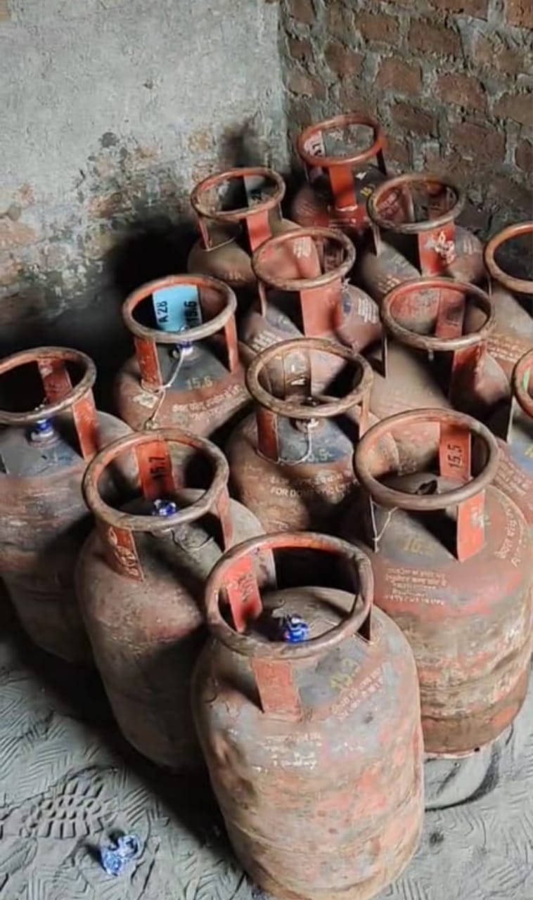वाहनों में गैर भरने वालों के खिलाफ कार्रवाई वाहनों में गैर भरने वालों के खिलाफ कार्रवाई