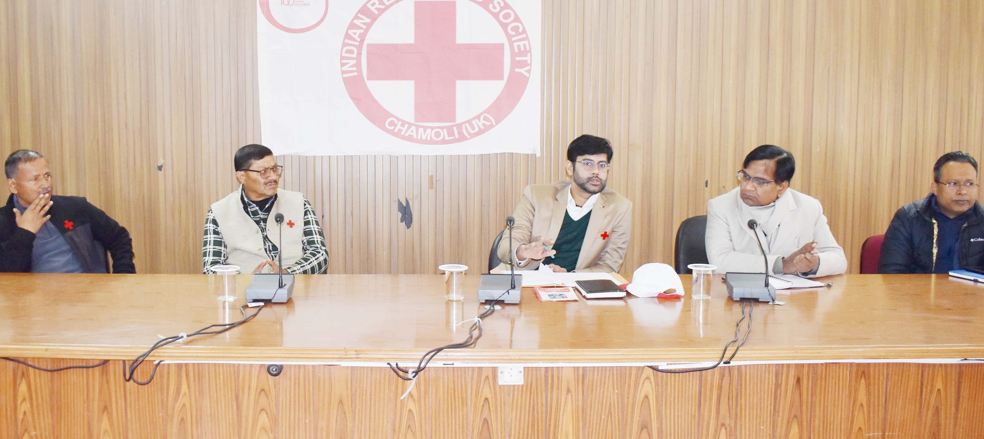 गोपेश्वर में रेडक्रॉस सोसाइटी की बैठक लेते हुए सीडीओ। गोपेश्वर में रेडक्रॉस सोसाइटी की बैठक लेते हुए सीडीओ।