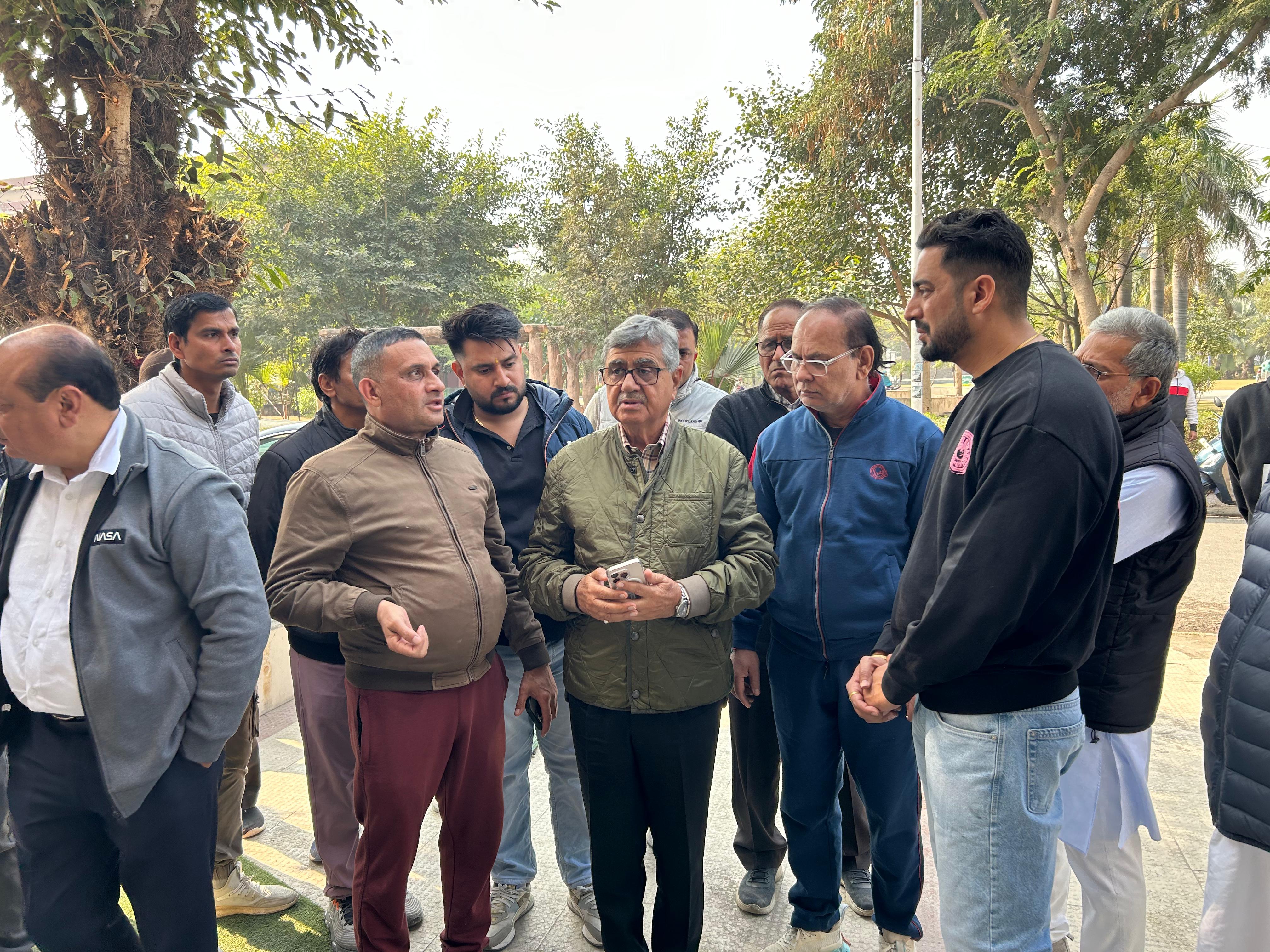 21आरटीके6 : विधायक बीबी बतरा पीडित फ्लैट मालिकों से बातचीत कर घटना की जानकारी लेते ----------- 21आरटीके6 : विधायक बीबी बतरा पीडित फ्लैट मालिकों से बातचीत कर घटना की जानकारी लेते -----------