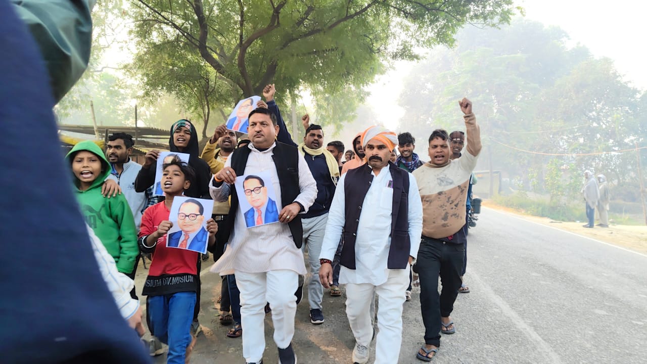 गृहमंत्री शाह के बयान के विरोध में प्रदर्शन करते कार्यकर्ता: फोटो बच्चा गुप्ता गृहमंत्री शाह के बयान के विरोध में प्रदर्शन करते कार्यकर्ता: फोटो बच्चा गुप्ता