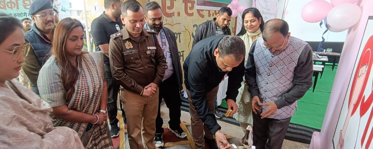नया मुरादाबाद स्थित पुलिस चौकी का उद्घाटन समारोह में जिलाधिकारी अनुज सिंह, एसएसपी सतपाल अंतिल, महापौर विनोद अग्रवाल , सेव गर्ल ट्रस्ट की अध्यक्ष प्रिया अग्रवाल व अन्य नया मुरादाबाद स्थित पुलिस चौकी का उद्घाटन समारोह में जिलाधिकारी अनुज सिंह, एसएसपी सतपाल अंतिल, महापौर विनोद अग्रवाल , सेव गर्ल ट्रस्ट की अध्यक्ष प्रिया अग्रवाल व अन्य