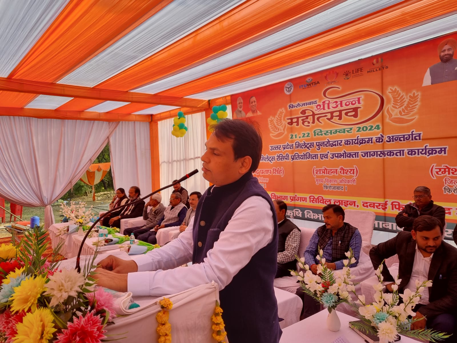 कार्यक्रम में बोलते अतिथि कार्यक्रम में बोलते अतिथि