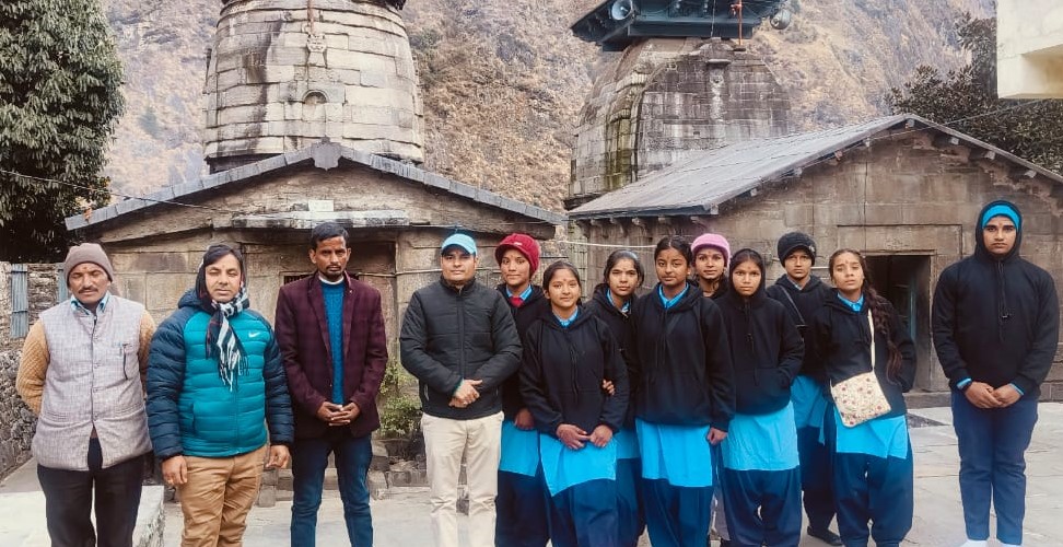 योगध्यान बदरी के दर्शन करते हुए छात्र। योगध्यान बदरी के दर्शन करते हुए छात्र।