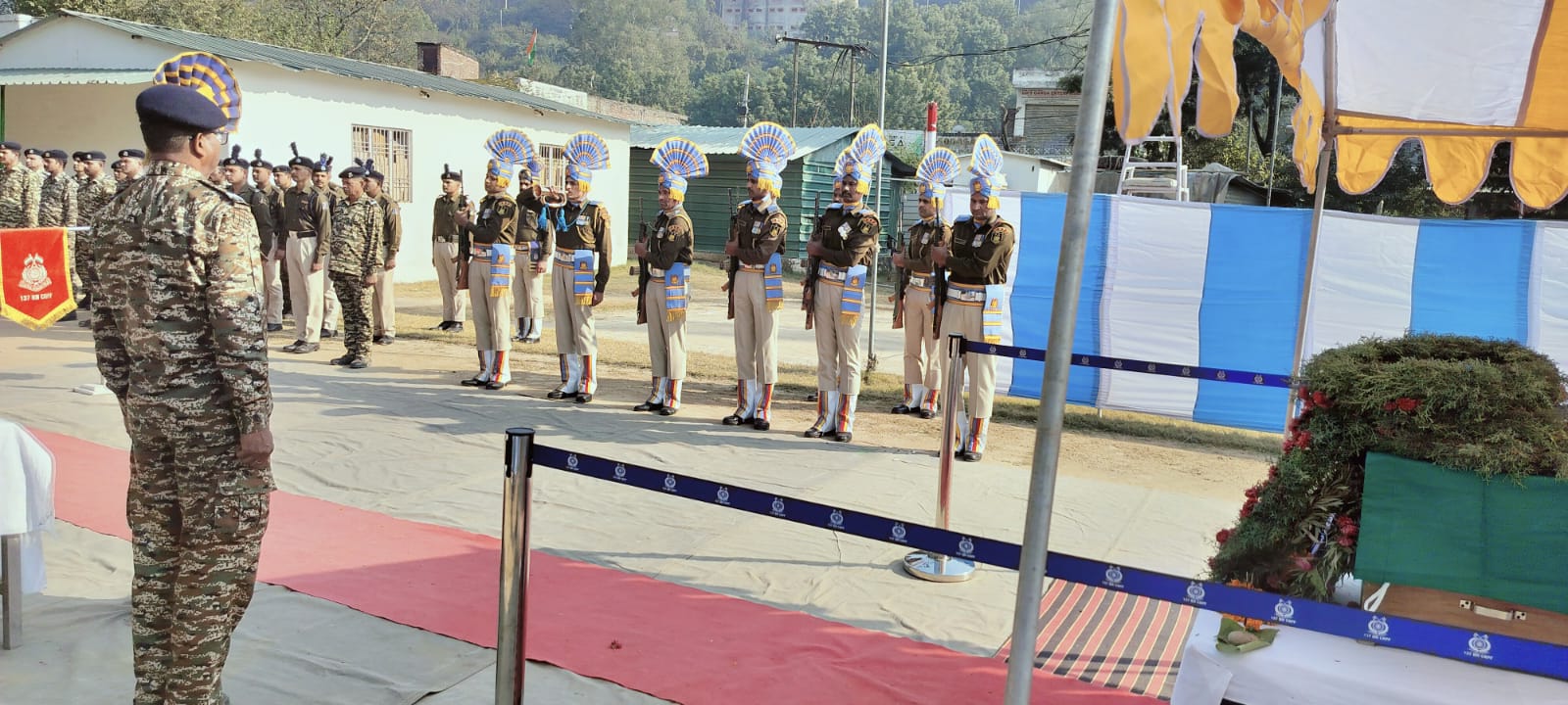 जवान को अंतिम विदाई देेते हुए। जवान को अंतिम विदाई देेते हुए।