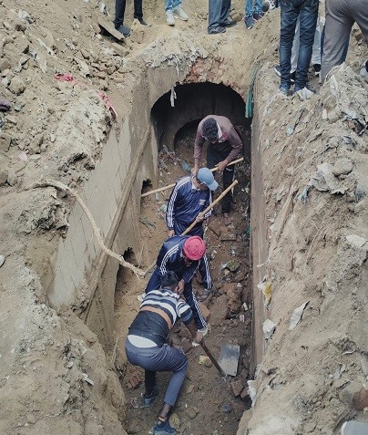 संभल जनपद के चंदौसी के प्राचीन बावड़ी की खुदाई करती जेसीबी संभल जनपद के चंदौसी के प्राचीन बावड़ी की खुदाई करती जेसीबी