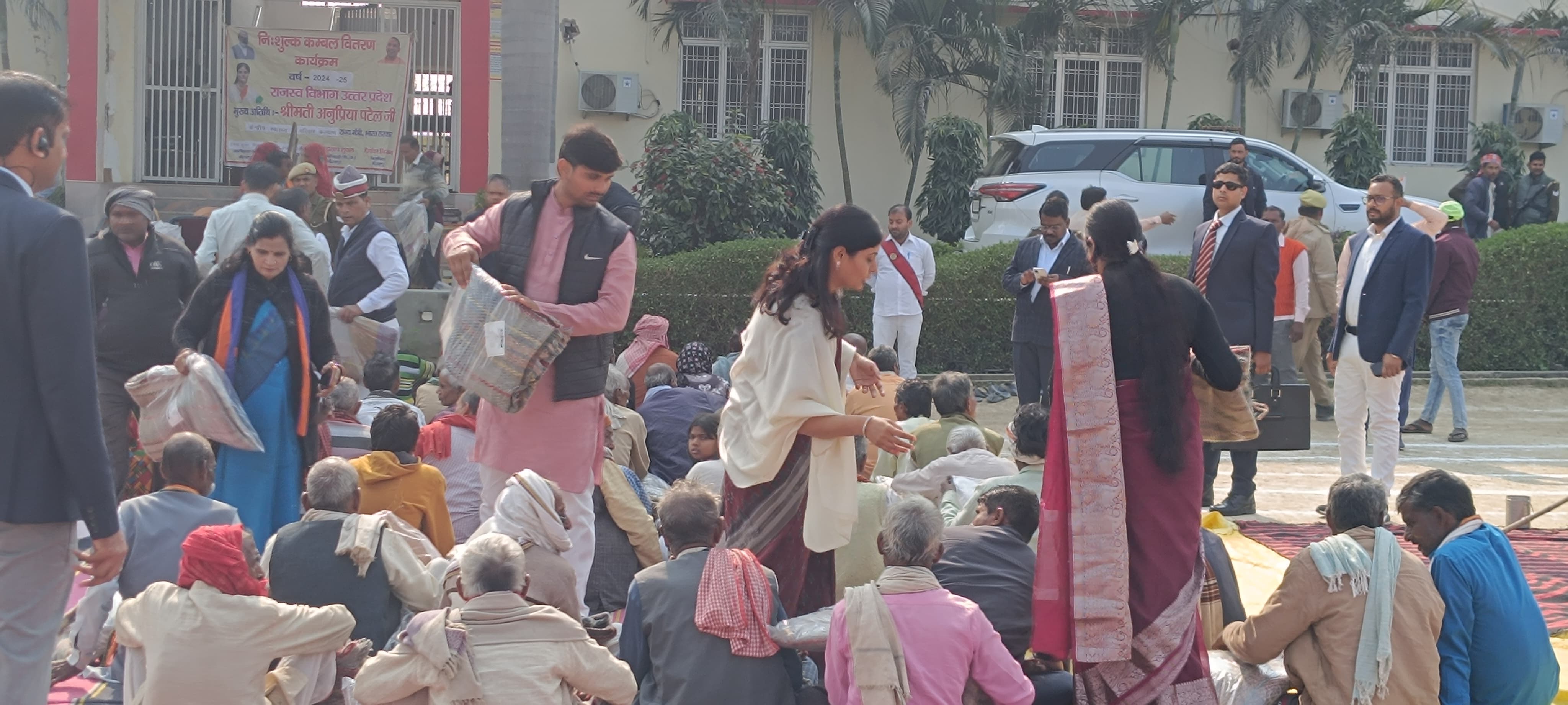 सर्द रातों में सहारा बनीं अनुप्रिया पटेल सर्द रातों में सहारा बनीं अनुप्रिया पटेल