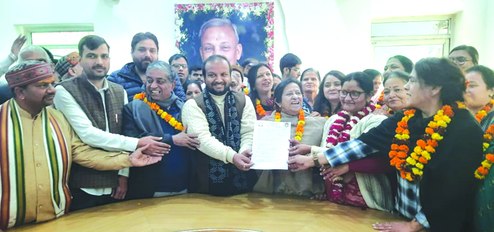 आवेदन पत्र सौंपते हुए आवेदन पत्र सौंपते हुए