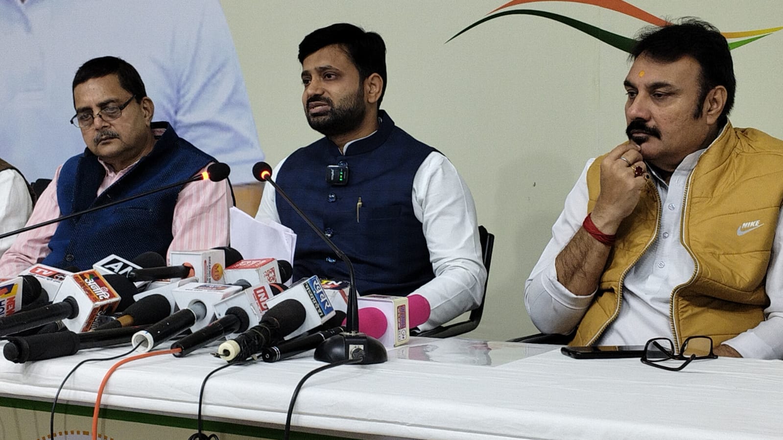 उपनेता प्रतिपक्ष ने आइटी छापे के बाद सरकार काे घेरा