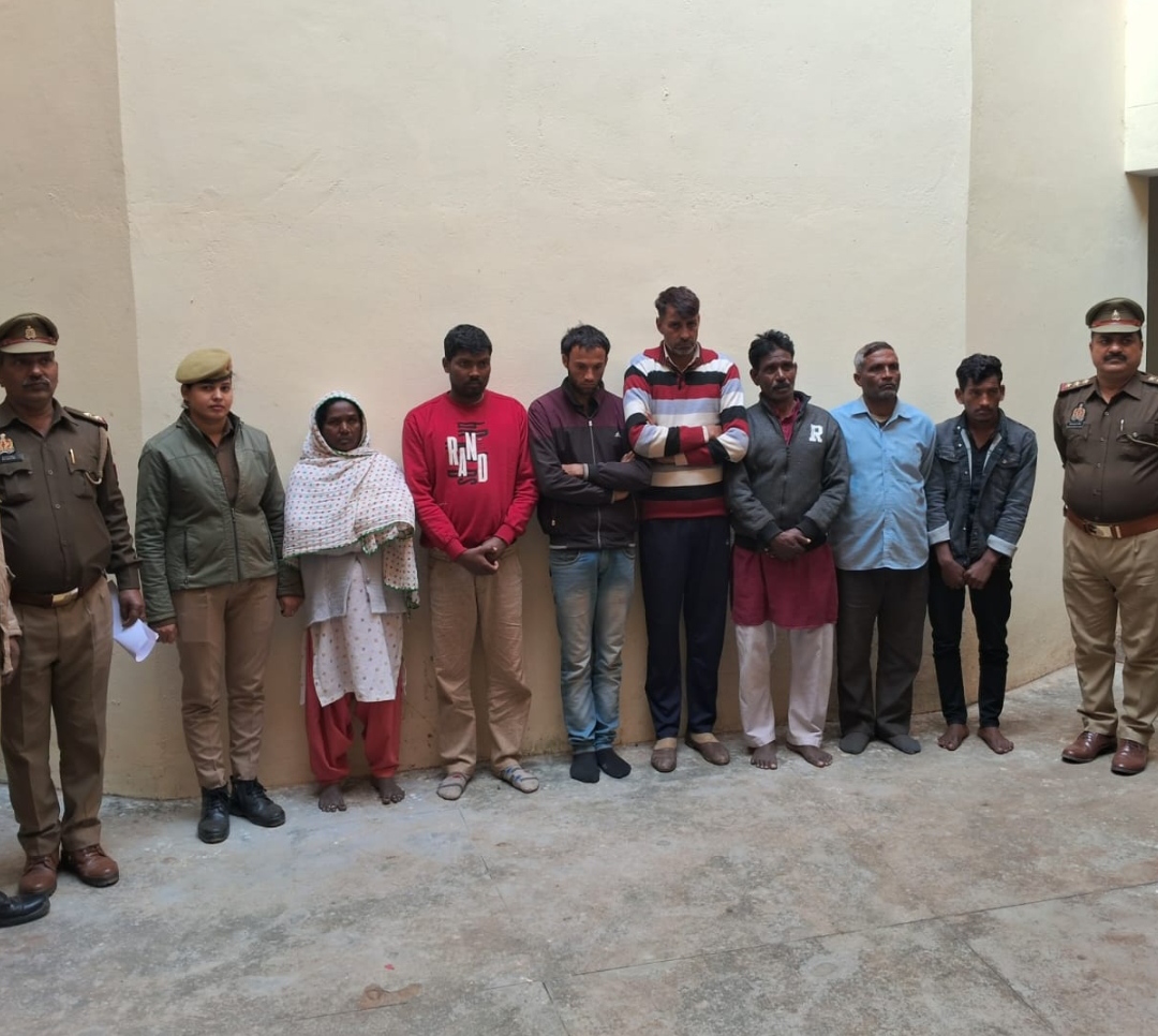 गिरफ्तार आरोपियों के साथ पुलिस टीम गिरफ्तार आरोपियों के साथ पुलिस टीम