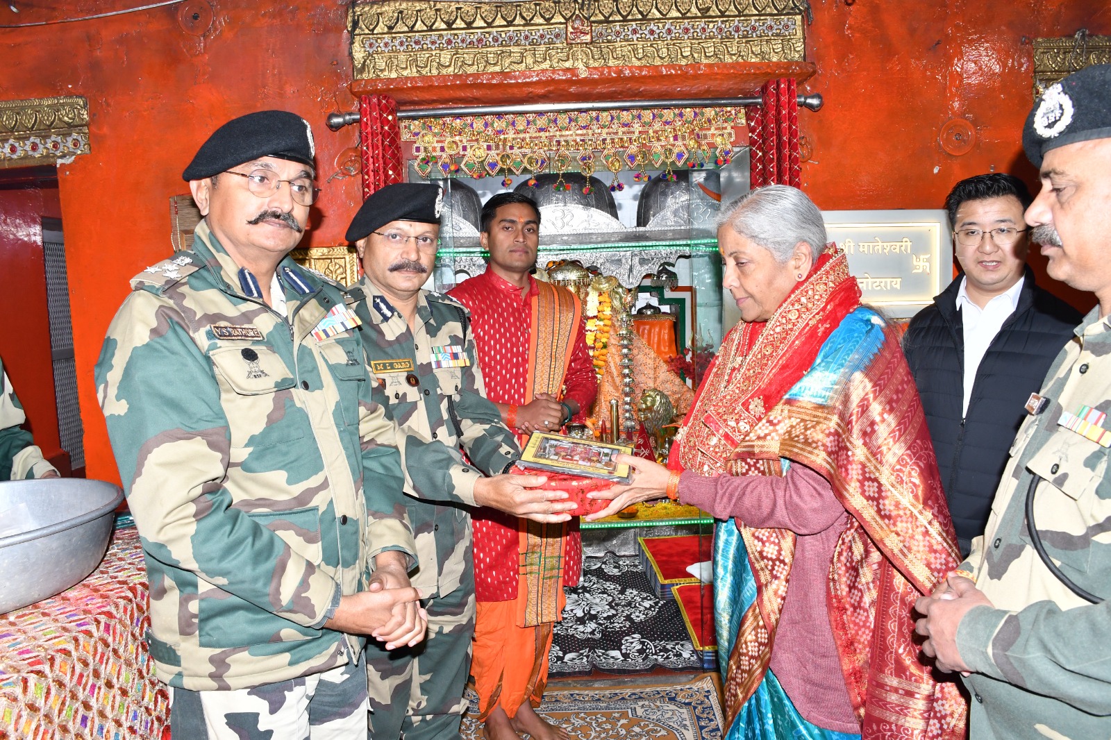 केन्द्रीय वित्त मंत्री निर्मला सीतारमण ने रविवार को शक्तिपीठ तनोट माता के दर्शन किए केन्द्रीय वित्त मंत्री निर्मला सीतारमण ने रविवार को शक्तिपीठ तनोट माता के दर्शन किए